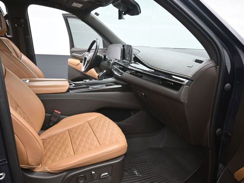 Used 2023 Cadillac Escalade ESV Premium Luxury image 26