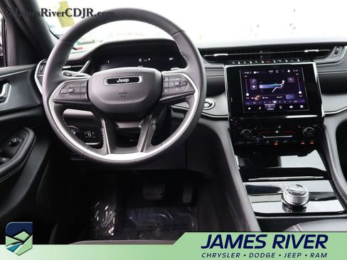 Used 2025 Jeep Grand Cherokee Altitude AWD/4WD image 19