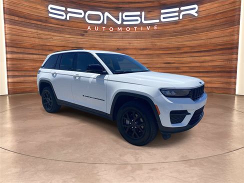 Used 2025 Jeep Grand Cherokee Altitude AWD/4WD image 9