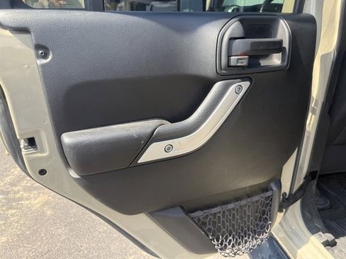Used 2017 Jeep Wrangler Unlimited Sahara w/ Connectivity Group AWD/4WD image 34