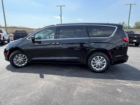 New 2025 Chrysler Pacifica Select w/ Uconnect Theater Family Group image 10