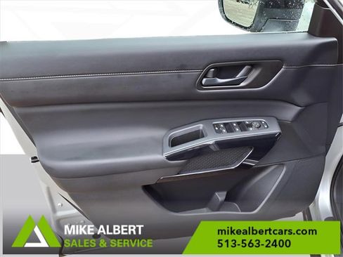 Used 2024 Nissan Pathfinder S image 13