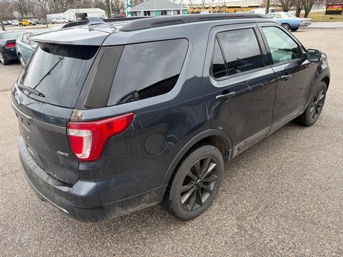 Used 2017 Ford Explorer XLT w/ XLT Appearance Package image 6