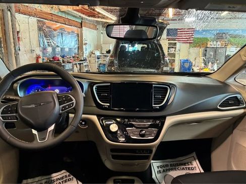 Used 2024 Chrysler Pacifica Touring-L FWD image 13