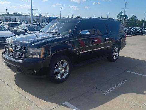 Used 2014 Chevrolet Suburban LTZ RWD image 4