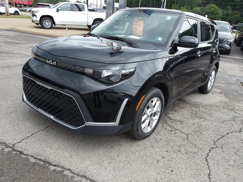 Used 2023 Kia Soul LX w/ Option Group 015 FWD image 3