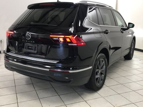 Used 2023 Volkswagen Tiguan SE w/ Panoramic Sunroof Package FWD image 4