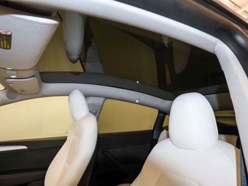 Used 2023 Tesla Model Y Performance image 17