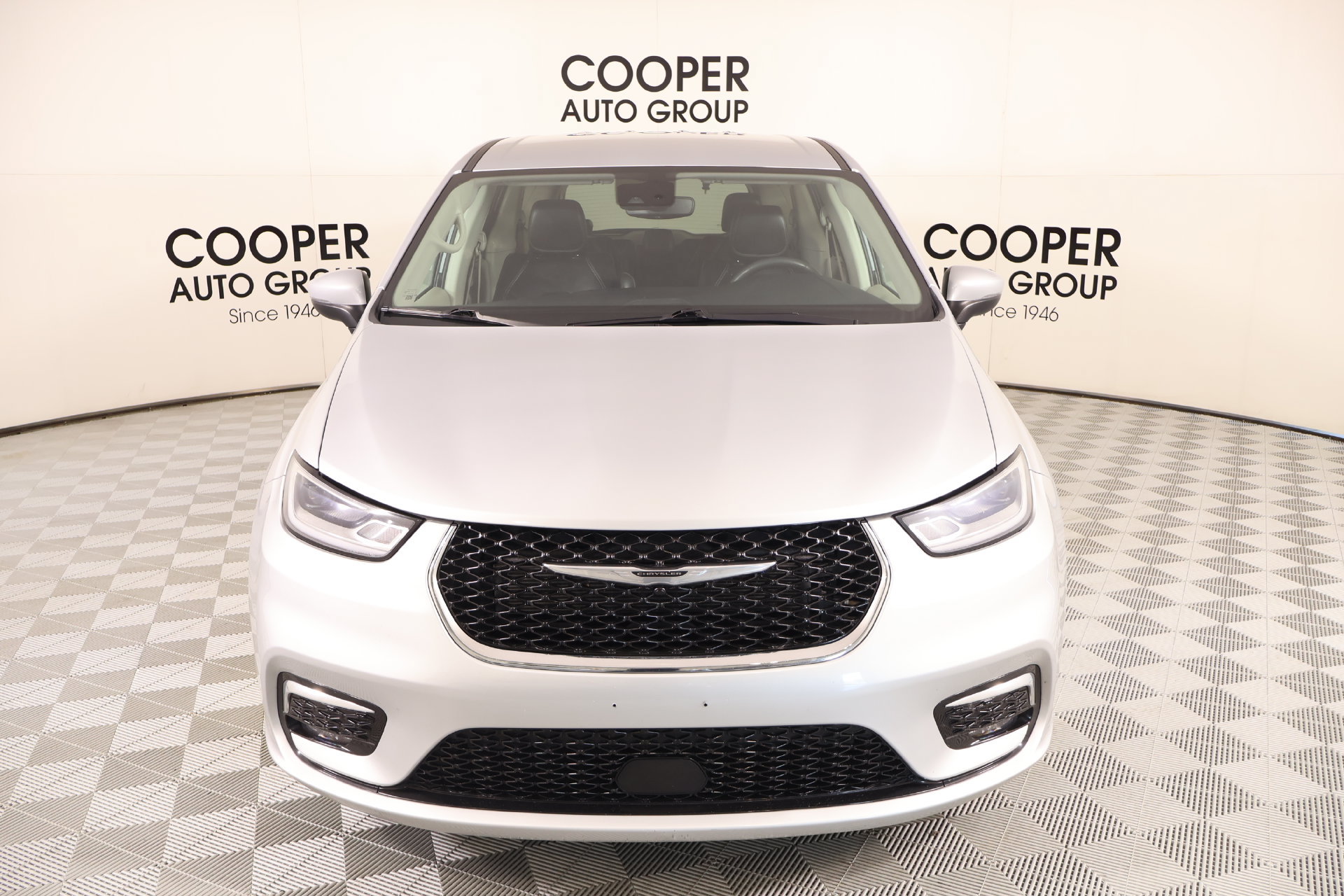 Used 2023 Chrysler Pacifica Touring-L FWD image 9