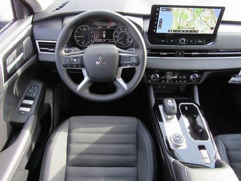 New 2025 Mitsubishi Outlander SE image 11
