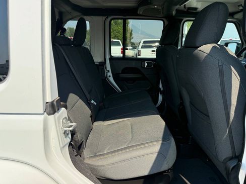 Used 2025 Jeep Wrangler Unlimited Sahara AWD/4WD image 23