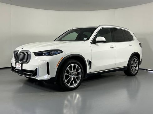 Used 2024 BMW X5 xDrive40i AWD/4WD image 3