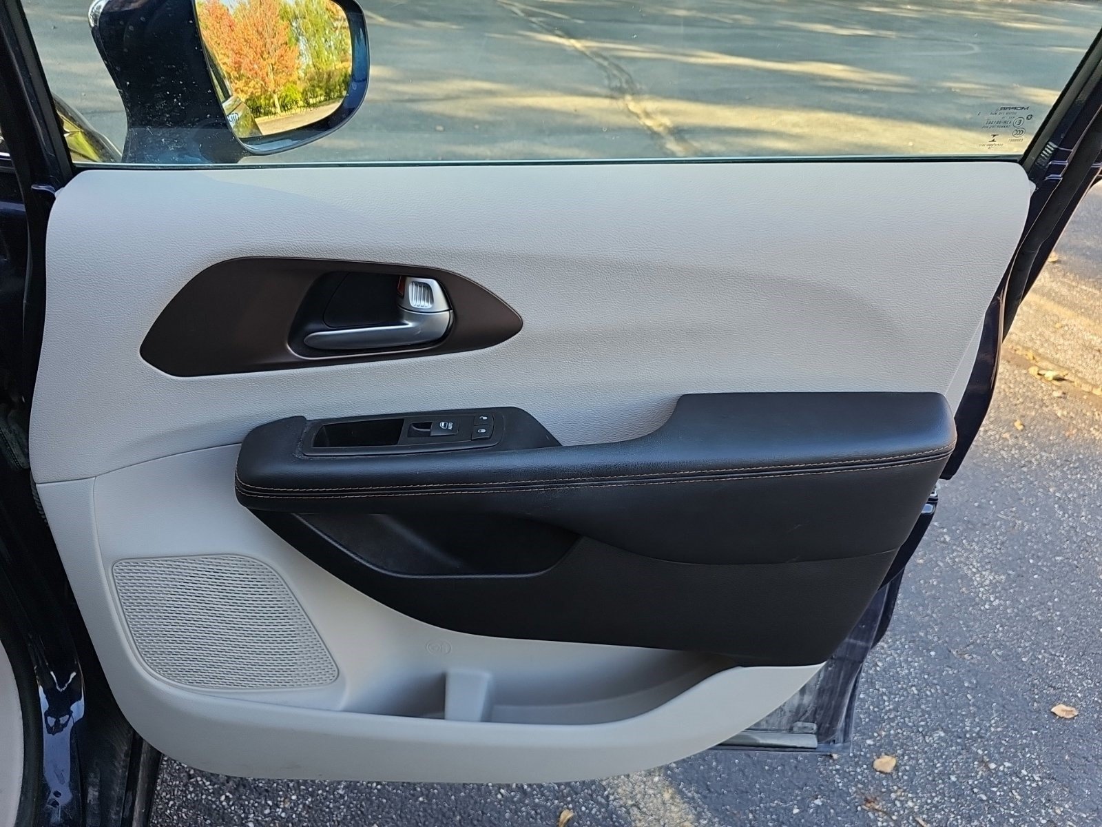 Used 2017 Chrysler Pacifica Touring-L FWD image 12