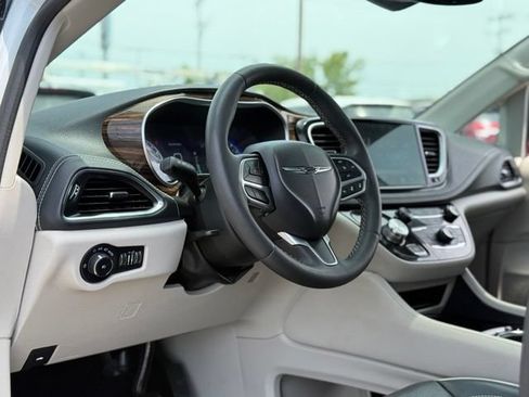 Used 2023 Chrysler Pacifica Limited FWD image 13