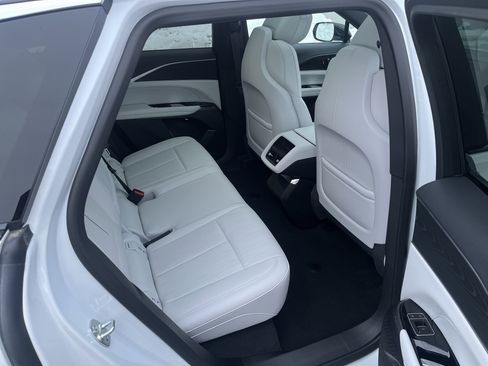 Used 2025 Cadillac Lyriq Luxury image 13