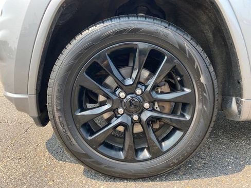 Used 2018 Jeep Grand Cherokee Altitude AWD/4WD image 24