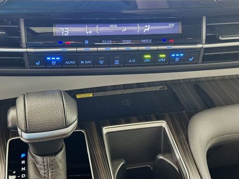 Used 2021 Toyota Sienna Limited image 16