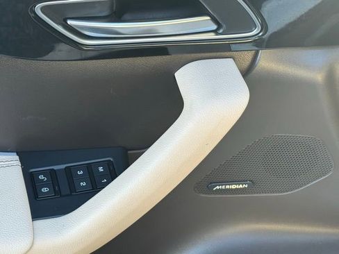 Used 2019 Jaguar F-PACE Prestige image 18