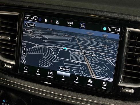 Used 2023 Chrysler Pacifica Limited FWD image 18