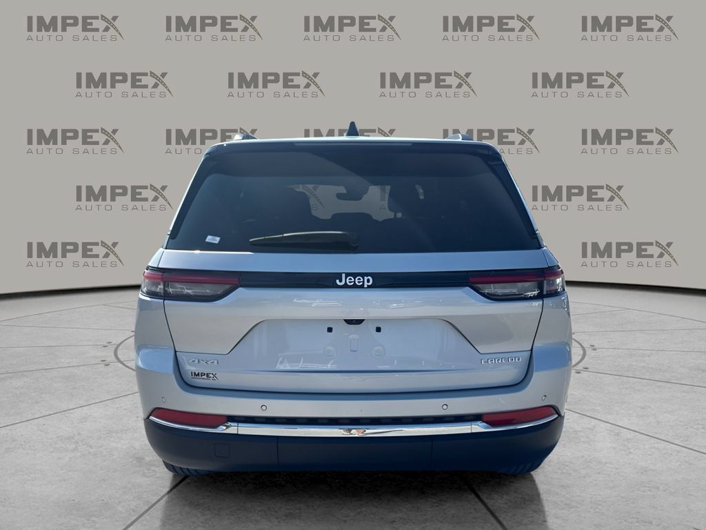 Used 2024 Jeep Grand Cherokee Laredo AWD/4WD image 4