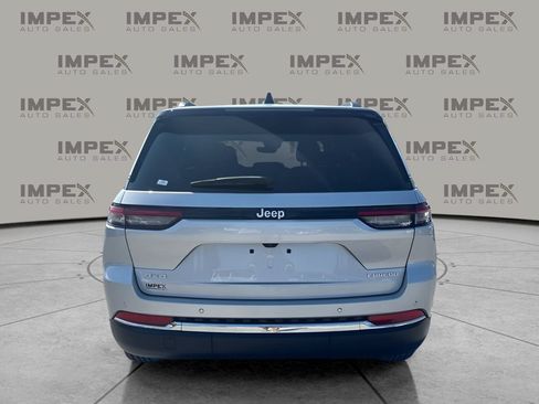 Used 2024 Jeep Grand Cherokee Laredo AWD/4WD image 4