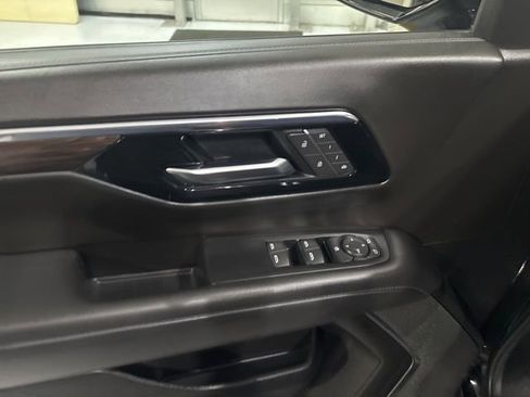Used 2025 Chevrolet Suburban Z71 image 27