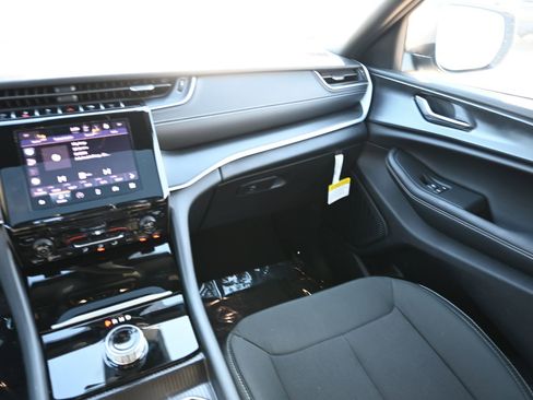 New 2025 Jeep Grand Cherokee L Laredo image 17