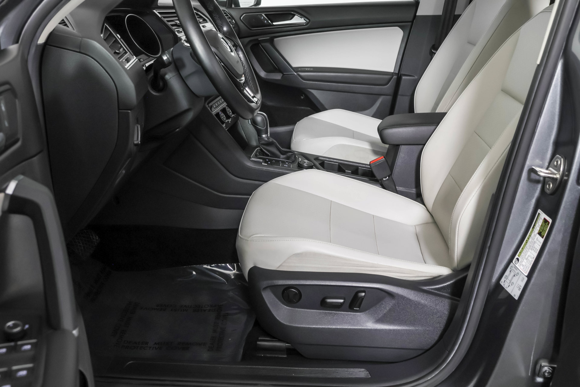 Used 2018 Volkswagen Tiguan SE w/ 3rd Row Seat Package AWD/4WD image 23