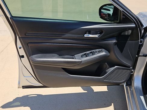 Used 2019 Nissan Altima 2.5 SR FWD image 11