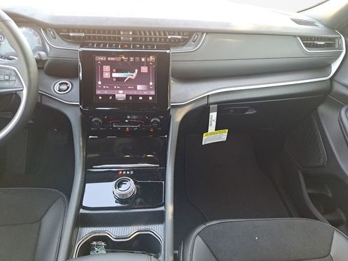 New 2025 Jeep Grand Cherokee Altitude image 3