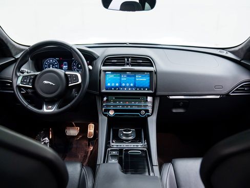 Used 2020 Jaguar F-PACE S image 9