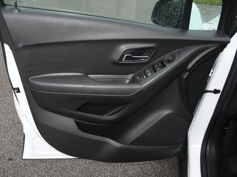 Used 2020 Chevrolet Trax LS w/ Tint and Cruise Package FWD image 9