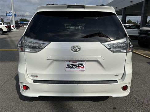 Used 2019 Toyota Sienna SE image 6
