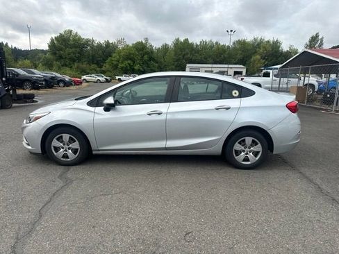 Used 2018 Chevrolet Cruze LS FWD image 3
