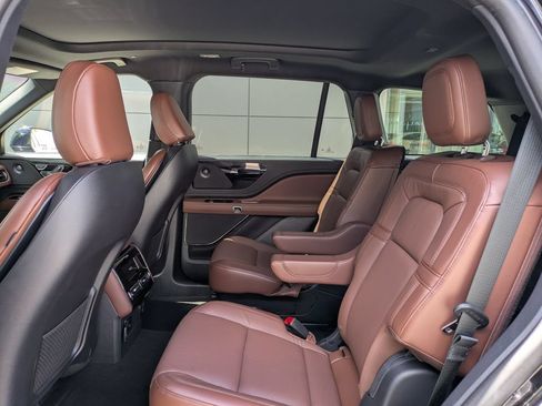 Certified 2025 Lincoln Aviator Reserve RWD image 14