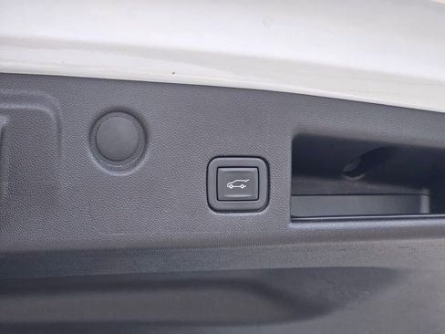 Used 2023 Chevrolet Equinox LT w/ Driver Convenience Package image 13