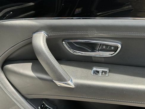 Used 2019 Bentley Bentayga AWD/4WD image 38