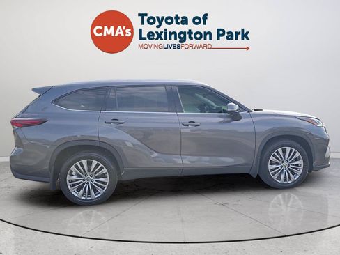 Used 2024 Toyota Highlander Platinum AWD/4WD image 6