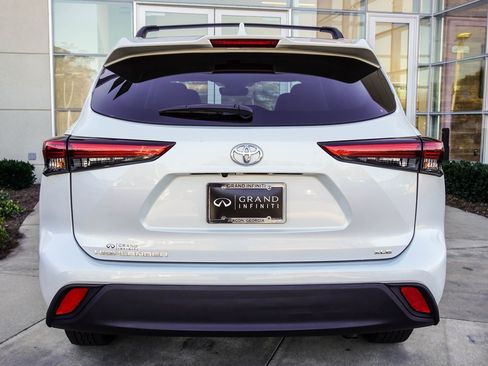 Used 2022 Toyota Highlander XLE image 11