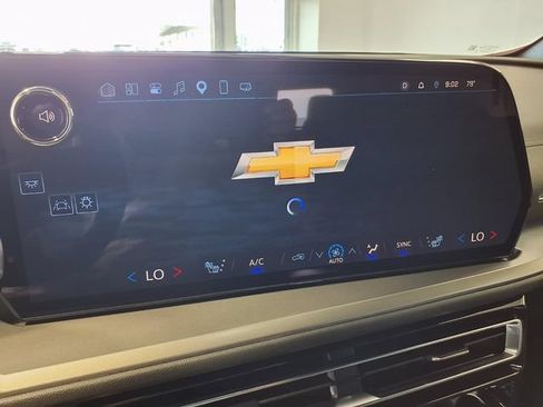 Used 2025 Chevrolet Traverse LT FWD image 12