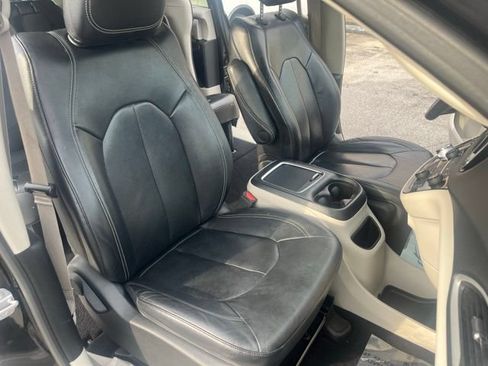Used 2022 Chrysler Pacifica Touring-L FWD image 32