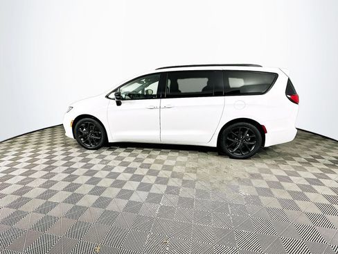 Certified 2025 Chrysler Pacifica Limited image 6