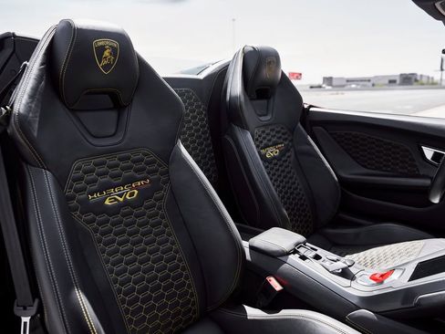 Used 2023 Lamborghini Huracan EVO RWD image 38