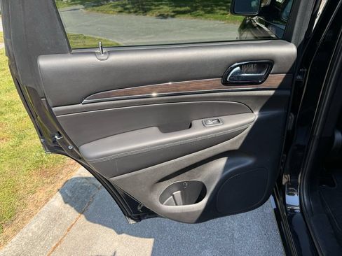 Used 2019 Jeep Grand Cherokee Overland AWD/4WD image 34