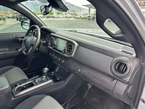 Used 2020 Toyota Tacoma TRD Off-Road w/ Technology Package AWD/4WD image 19