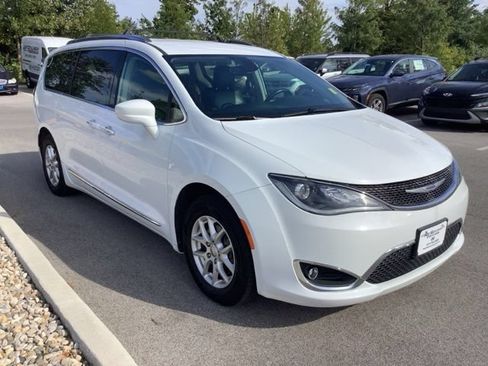 Used 2020 Chrysler Pacifica Touring-L FWD image 3