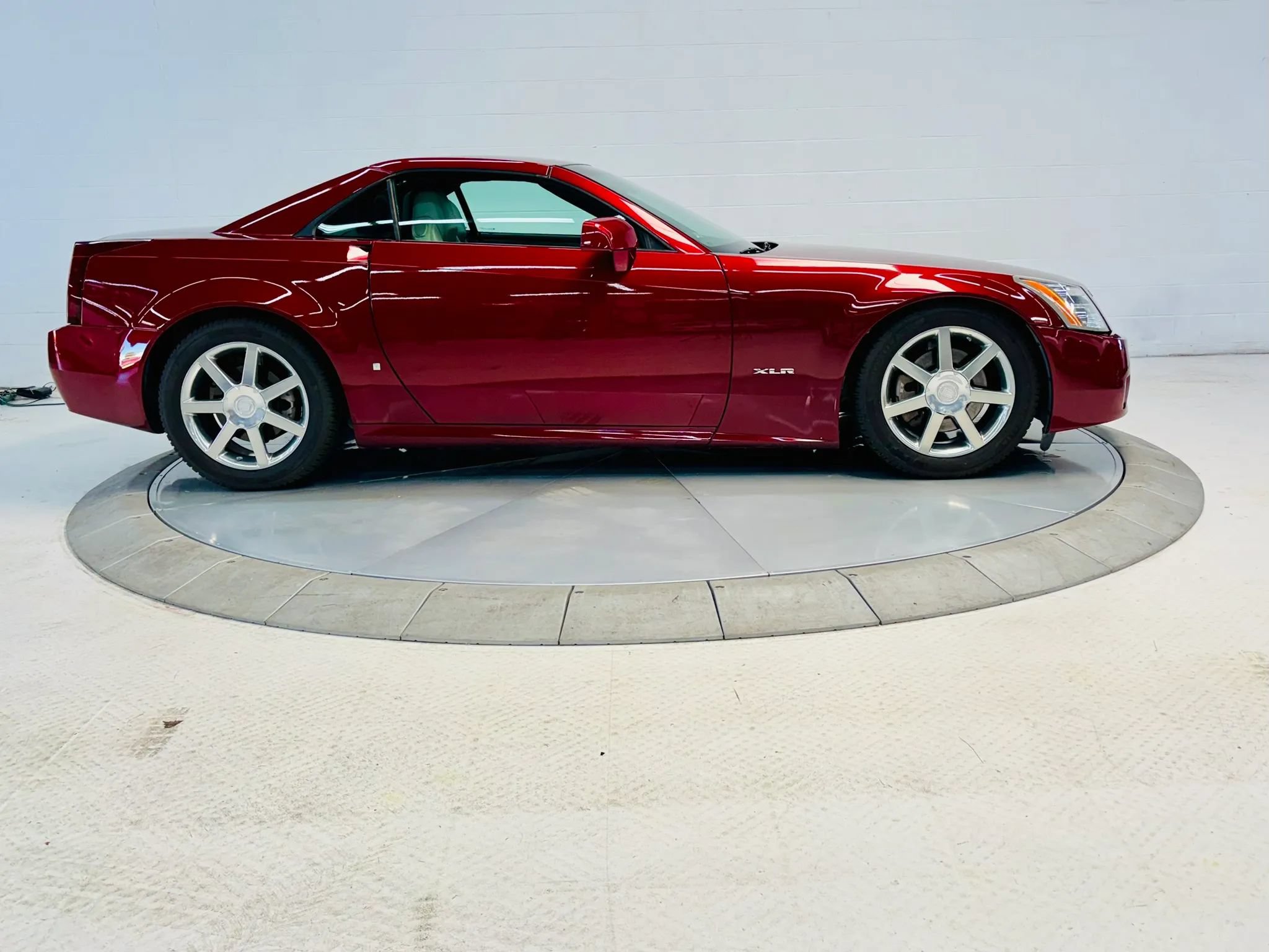 Used 2006 Cadillac XLR RWD image 26