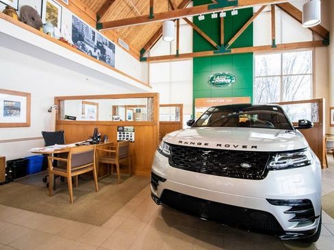 Certified 2025 Land Rover Discovery Metropolitan Edition image 30