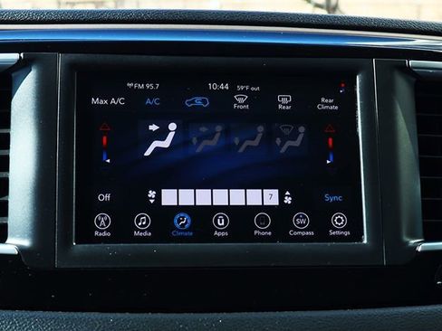 Used 2020 Chrysler Voyager L image 46