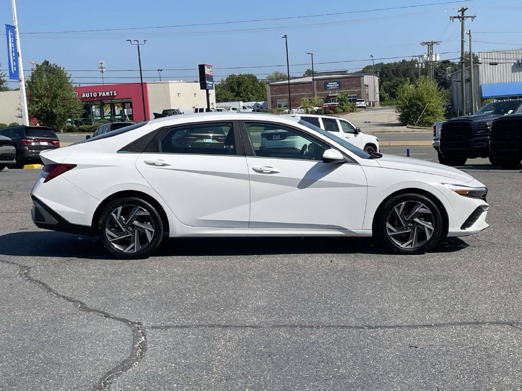 Used 2025 Hyundai Elantra SEL FWD image 9